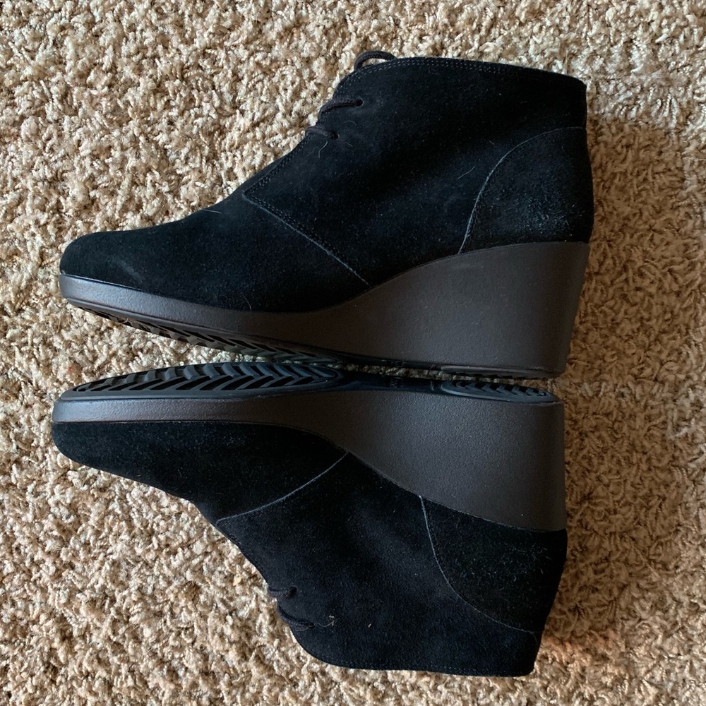 Crocs Women's Leigh Suede Wedge "Shootie"
